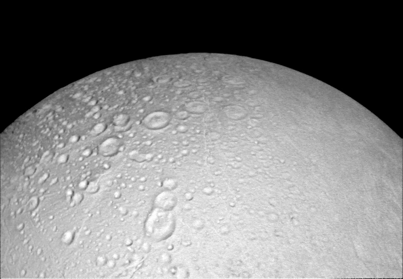 Illustration for article titled Nuevas fotos de Encélado muestran una extensa red de grietas en la luna de Saturno